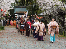 神事の後、馬場へ