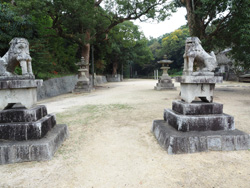 2015年10月　飯塚市　綱分八幡宮　参道馬場　馬場元より