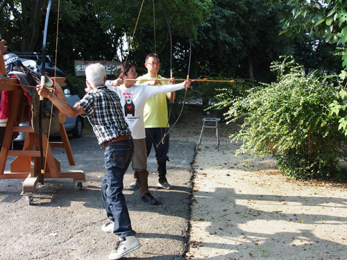 流鏑馬体験　矢を射る