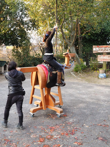 流鏑馬稽古用の木馬　手動で回転