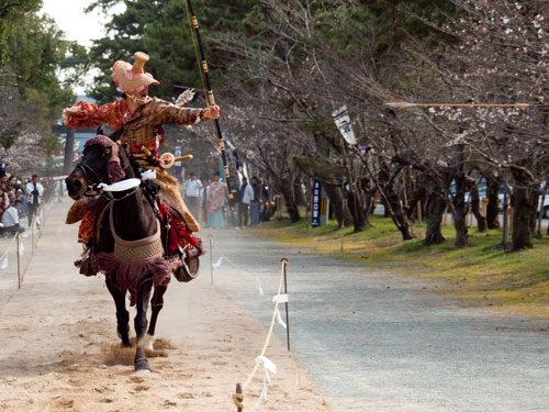 流鏑馬　射手　岸　剛史　馬場末（射手の正面）より