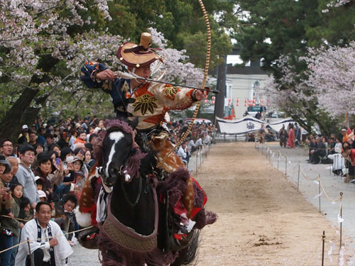 三柱神社　小笠原流流鏑馬　三の的