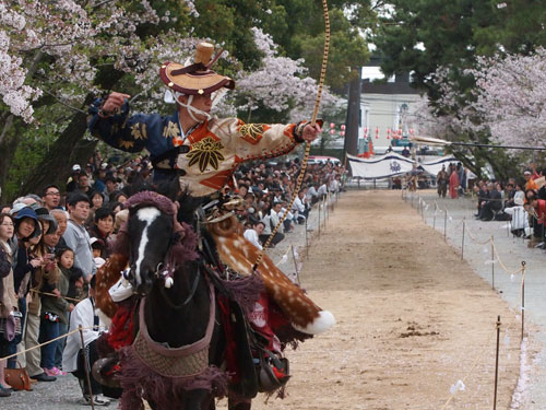 三柱神社　小笠原流流鏑馬　三の的