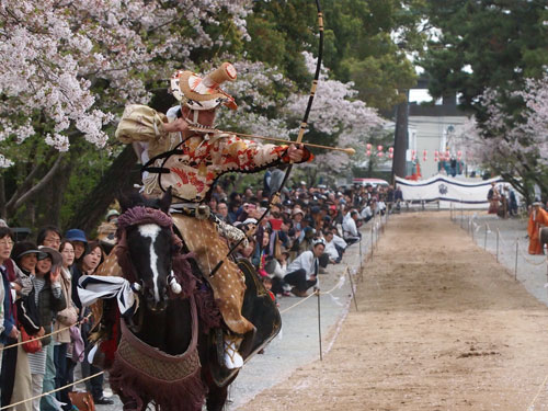 三柱神社　小笠原流流鏑馬　三の的