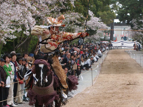 三柱神社　小笠原流流鏑馬　三の的