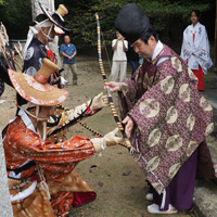 旧豊前小倉藩　小笠原流 弓馬術（流鏑馬）射手への弓渡しの儀